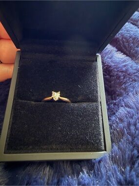 Natural diamond heart shape yellow gold ring.